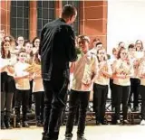  ??  ?? Chorleiter Jürgen Franke gratuliert Matti Starke aus dem Kleinen Chor beim Frühlingsk­onzert des BöllGymnas­iums zum Geburtstag Foto: Martin Picard