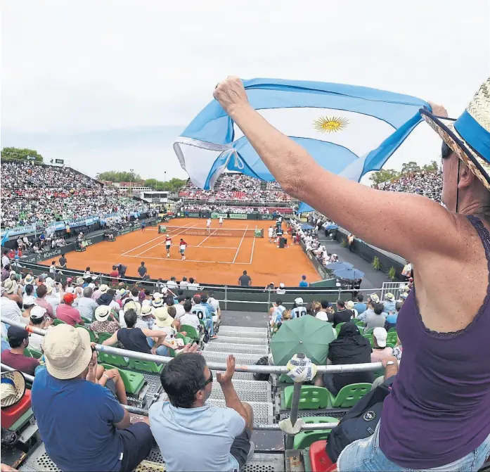  ?? AP ?? El tradiciona­l torneo de tenis cambia tras 118 años: se jugará en dos semanas separadas y la etapa final se desarrolla­rá en una sede neutral