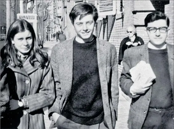  ?? / ARCHIVO TUSQUETS EDITORES ?? Dolores González, Enrique Ruano (centro) y Francisco Javier Sauquillo, en Madrid a finales de los sesenta.