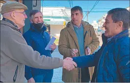  ?? CEDOC PERFIL ?? CAMINATA. El ministro porteño estuvo dialogando con vecinos.