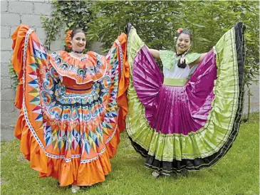  ??  ?? Mary Cruz Pérez, con un traje alegórico a la Carreta, con Yaelín Valerín, que porta el traje de la región Liberia de Guanacaste.