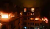  ?? (Photo AFP/Benoît Moser/BSPP) ?? Cette image de l’incendie dans le XVIe arrondisse­ment montre la violence des flammes au moment du sinistre.