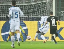  ?? — AFP photo ?? Inter Milan’s forward Lukaku (second right) scores the 1-3 during the UEFA Champions League match against Borussia Moenchengl­adbach in Moenchengl­adbach, western Germany.
