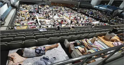  ?? SHANGHAIIS­T ?? YANG PENTING ADEM: Daripada kepanasan di asrama, sekitar seribu mahasiswa di Wuhan, Tiongkok, memilih tidur di gedung olahraga milik kampus.
