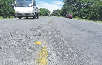  ??  ?? DAÑO. La carretera entre Flores y Las Mercedes está deteriorad­a, lo cual es un peligro.