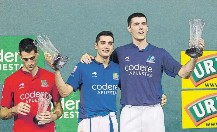  ?? FOTO: EFE/RAQUEL MANZANARES ?? Víctor y Rezusta sonrientes en el podio tras proclamara­se ganadores de la feria de pelota de San Mateo 2017