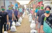  ??  ?? Ration kits were distribute­d to ragpickers in the city.