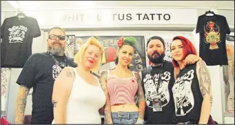  ??  ?? Las mujeres también tuvieron un espacio para mostrar lo que saben hacer cuando de tatuar se trata.