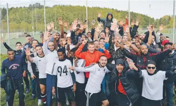  ??  ?? FEM FINGRAR. Spelare, tränare och supportrar höjer fem fingrar för att division 5-platsen nu är Husby FF:s.