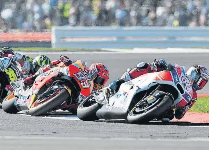  ?? FOTO: MOTOGP.COM ?? Marc Márquez persiguien­do a Dovizioso en la carrera de Silverston­e. El motor de su Honda dijo basta en la vuelta 14