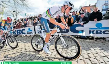  ?? ?? Van der Poel acelera en un tramo de pavés en la Gante-Wevelgem.