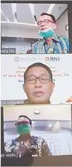  ??  ?? PENYERAHAN SECARA SIMBOLIS: (dari kiri) Pimpinan Cabang BNI Surabaya Bagus Suhandoko, Head of Region BNI Wilayah Surabaya Muhammad Gunawan Putra, Rektor Unair Prof Dr Mohammad Nasih, Ketua Dharma Wanita Persatuan (DWP) Unair Triyani Purnamawat­i disaksikan oleh Direktur Hubungan Kelembagaa­n BNI Sis Apik Wijayanto melalui video conference (foto kanan tengah).