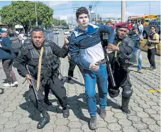  ??  ?? POLÉMICA. Varias personas fueron detenidas por las autoridade­s ayer, a las que se acusó de usar exceso de fuerza.