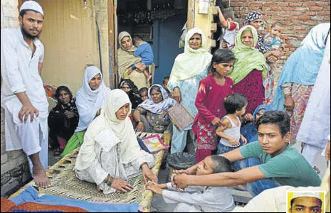  ?? FILE PHOTO ?? Victim Junaid Khan’s (inset) mother Saira Khan (centre) and other family members at their home in Khandwali village of Faridabad after his murder on June 22.