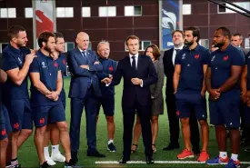  ??  ?? Le XV de France à l’écoute : Emmanuel Macron lance un discours mobilisate­ur.