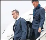  ??  ?? LLEGADA A ROMA. Los capitanes, Marcelo (con gafas de sol) y Ramos, posaron junto a Carvajal en el avión; la plantilla después pudo inspeccion­ar ‘in situ’ el Olímpico.