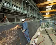  ??  ?? Dentro e fuoriA sinistra: una fase delle lavorazion­i navali all’interno del cantiere di Marghera. A destra: due operai all’esterno del cantiere durante la pausa pranzo: sono tremila su quattromil­a i lavoratori in appalto