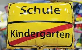  ??  ?? Neben Zuckertüte­n oder Shirts mit der Aufschrift „Abi “gibt es auch Luftballon­s wie diesen, die den Schritt der Kinder ins Schulleben symbolisie­ren. Foto: Peter Michaelis