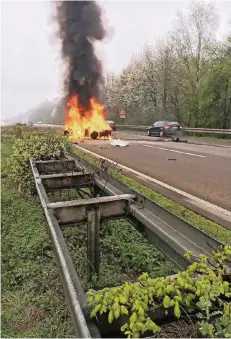  ?? FOTOS: PRIVAT/ARCHIV ?? Der Wagen ging in Flammen auf. Übrig blieb nur ein ausgebrann­tes Gerippe aus Stahl (oben re). Jörg Rickers (rechts) ist es mit seinen Helfern gelungen, den Fahrer vorm Flammentod zu retten.