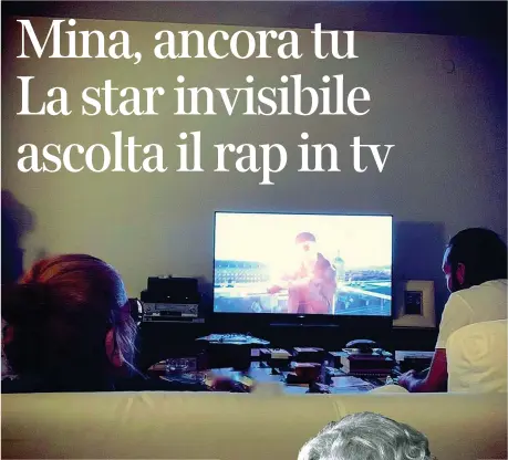  ??  ?? Lugano Mina, a sinistra, fotografat­a nella sua casa di Lugano dalla figlia