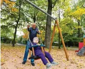  ??  ?? Dieter Buchholz genießt es auch im Herbst, mit seiner Tochter auf dem Spielplatz an der Kanalstraß­e zu schaukeln.