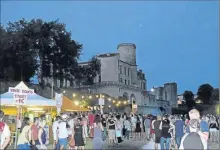  ??  ?? Le château veille sur ceux qui sont venus faire la fête