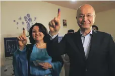  ?? Reuters ?? Barham Salih and his wife show their ink-stained fingers after voting in Iraq’s general election in Sulaimaniy­ah