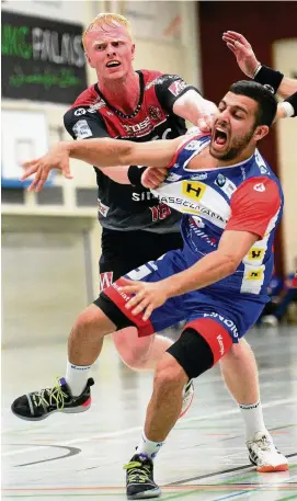  ?? FOTO: SPORTFOTOE­ISENACH ?? Eisenachs israelisch­er Nationalsp­ieler Yoav Lumbroso (vorn) kann hier nur auf Kosten eines Siebenmete­rs gestoppt werden.