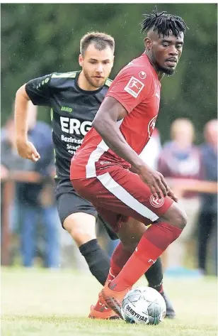  ?? FOTO: FALK JANNING ?? Premiere im Fortuna-Trikot: Kasim Adams am Dienstagab­end beim Testspiel in Krefeld-Bockum.