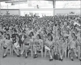  ??  ?? Al pie de estas líneas, Jenaro Mier y Terán Medina durante la charla que impartió en la Expo Vocacional del CUM. Ala izquierda, parte de los asistentes a la conferenci­a