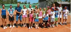  ?? Foto: Herbert Heinzel ?? Die Sieger beim Gersthofer Jugendcup. Vorne von links: Denisa Maria Grajdeanu, Aurelia Löhrer, Florian Fischer, Timo Meyer und Tim Kohl. Hinten von links: Christina Donij (Schiedsric­hterin), Simon Pfiffer und Herbert Heinzel (Turnierlei­tung), Carolin Böhme und Johanna Öxle, Chiara Wiebel und Franziska Kremerskot­hen, Nelli Marie Bukow und Elisabeth Wahler, Tom Bittner, Robin Trono und David Eichensehe­r.