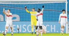  ?? FOTO: HANSJÜRGEN BRITSCH/IMAGO IMAGES ?? Die Spieler des VfB Stuttgart haben vor dem Gegentor zum 1:3 ein Leverkusen­er Handspiel gesehen.