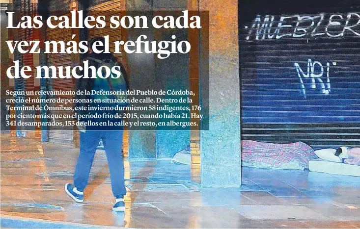  ?? (FOTOS DE SERGIO CEJAS) ?? Bulevar Illia esquina Buenos Aires. Desde hace años, el techo exterior de un comercio de la zona mayorista de Córdoba sirve de improvisad­o dormitorio para muchas personas en situación de calle.