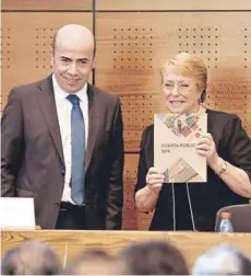  ?? FOTO: ATON ?? El contralor, Jorge Bermúdez, junto a la Presidenta Michelle Bachelet, ayer, en Arica.