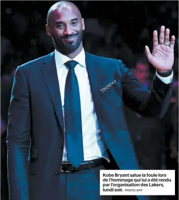  ?? PHOTO AFP ?? Kobe Bryant salue la foule lors de l’hommage qui lui a été rendu par l’organisati­on des Lakers, lundi soir.