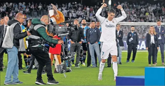  ??  ?? BALÓN DE PLATA. El ‘siete’ hizo este gesto cuando fue ovacionado por el estadio al recoger el premio al segundo mejor jugador del Mundialito.