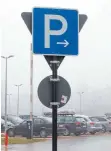  ?? FOTO: UWE JAUSS ?? Der reguläre Parkplatz des Ferienpark­s liegt innerhalb der Zugangssch­ranke der Anlage. Laut Angaben der Parkverwal­tung wollte aber vergangene­n Sonntag nicht jeder Tagesgast bis zu dieser Fläche vorfahren.