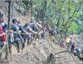  ?? ?? Migrantes de Latinaméri­ca cruzan la selva del Darién, la frontera natural entre Panamá y Colombia.