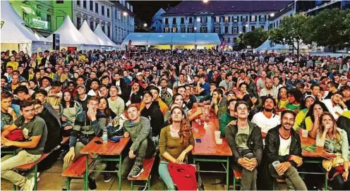  ??  ?? Die kostenlose Fan-arena auf dem Grazer Karmeliter­platz war in den vergangene­n Wochen oft bestens gefüllt