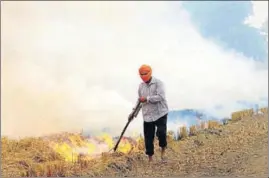  ?? HT FILE ?? Some farmer unions are opposing the government’s move of imposing a ban on the burning of paddy stubble by saying that government should give ₹100 per quintal as straw handling charges.