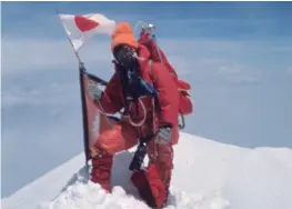  ?? Yomiuri Shimbun file photo/Ang Tsering ?? Junko Tabei stands on top of Mt. Everest, becoming the first woman to summit the mountain on May 16, 1975.