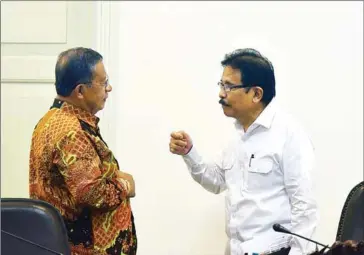  ??  ?? Indonesia’s Agrarian and Spatial Planning Minister Sofyan Djalil (right) talks to Economic Coordinati­ng Minister Darmin Nasution. Sofyan said activities of land cartels have discourage­d foreign investors from doing business in Indonesia.