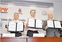 ??  ?? El rector Juan Eulogio Guerra Liera y el titular del Infonavit, David Penchyna Grub, signaron el documento.