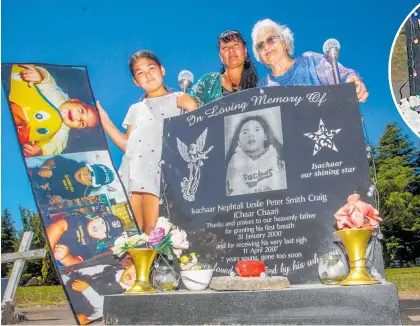  ?? Photo / Paul Taylor ?? Isachaar Smith-Craig’s family — (from left) Keiarah Nathan-Craig, 9, Teresa Smith-Craig and nana Anne Craig — want the precious greenstone (inset) stolen from his grave to be returned.