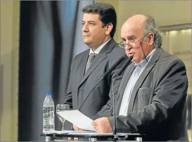  ?? FOTOS: CEDOC PERFIL ?? CONFERENCI­A. Parrilli, flanqueado por Mena, repasó el viernes la acusación contra el ex agente.