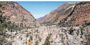  ??  ?? Ouray liegt inmitten schroffer Berge. Siedler nannten die Gegend einst die amerikanis­che Schweiz.