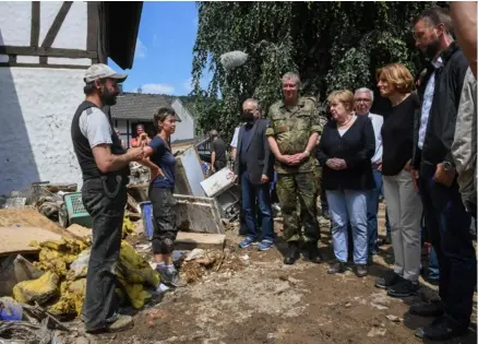  ?? AFP ?? La canciller alemana Angela Merkel y el primer ministro del estado de Renania-Palatinado, Malu Dreyer (derecha), hablaron con los residentes durante su visita al pueblo de Schuld.