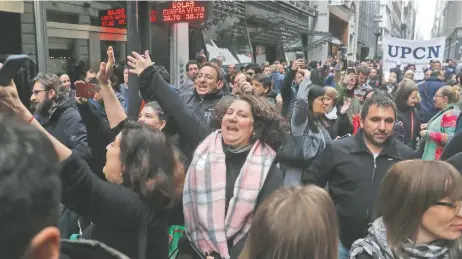  ??  ?? Trabajador­es públicos se manifestar­on ayer en rechazo a la decisión del presidente argentino, Mauricio Macri, de llevar a cabo un plan de equilibrio fiscal.