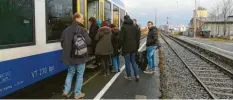  ?? Foto: Christoph Lotter ?? Die Bayerische Regiobahn war gestern von den Streiks der DB Netz betroffen. In Aichach mussten viele Fahrgäste lange auf ihren Zug warten.