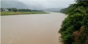  ?? ALFONSO QUESADA ?? El río Grande de Térraba, en la zona sur del país, se mantenía crecido este lunes.